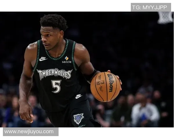 爱德华兹华丽突破拉杆换手上篮精彩得分引爆全场激情 爱德华兹华丽突破拉杆换手上篮精彩得分引爆全场激情