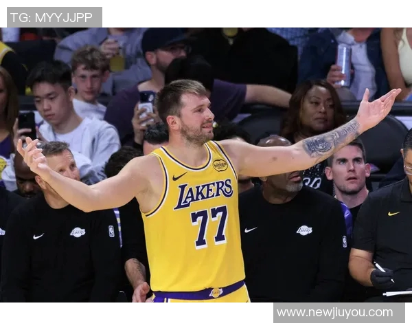 东契奇轻松战胜雷迪克玩匹克球引发笑声让他气坏了真是太有趣了 东契奇轻松战胜雷迪克玩匹克球引发笑声让他气坏了真是太有趣了